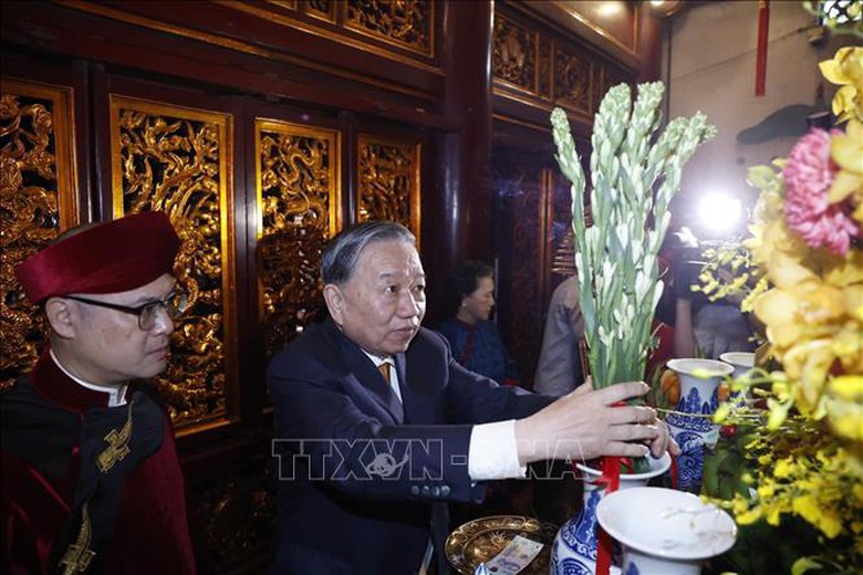 Tổng B&iacute; thư, Chủ tịch nước T&ocirc; L&acirc;m d&acirc;ng hương tưởng niệm c&aacute;c vua H&ugrave;ng- Ảnh 12.