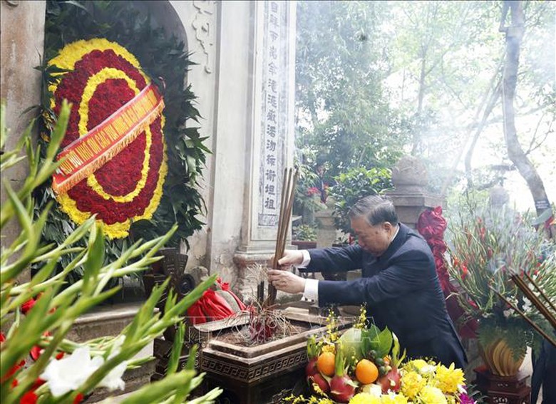 Tổng B&iacute; thư, Chủ tịch nước T&ocirc; L&acirc;m d&acirc;ng hương tưởng niệm c&aacute;c vua H&ugrave;ng- Ảnh 13.