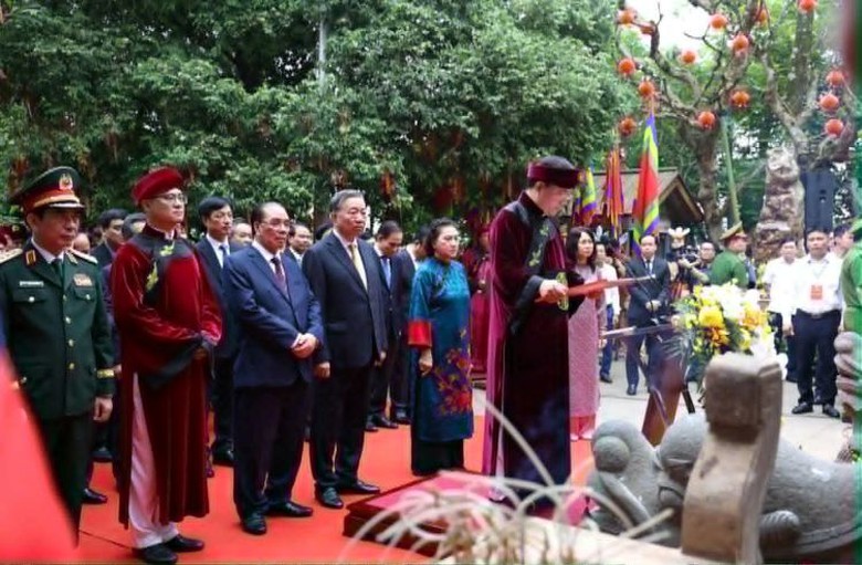 Tổng B&iacute; thư, Chủ tịch nước T&ocirc; L&acirc;m d&acirc;ng hương tưởng niệm c&aacute;c vua H&ugrave;ng- Ảnh 10.
