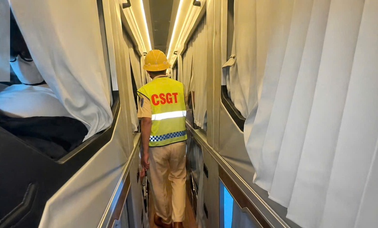 L&acirc;m Đồng: Hai xe kh&aacute;ch nhồi nh&eacute;t h&agrave;nh kh&aacute;ch, bị phạt gần 190 triệu đồng- Ảnh 2.