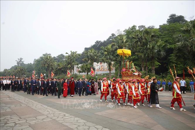 Tổng B&iacute; thư, Chủ tịch nước T&ocirc; L&acirc;m d&acirc;ng hương tưởng niệm c&aacute;c vua H&ugrave;ng- Ảnh 2.