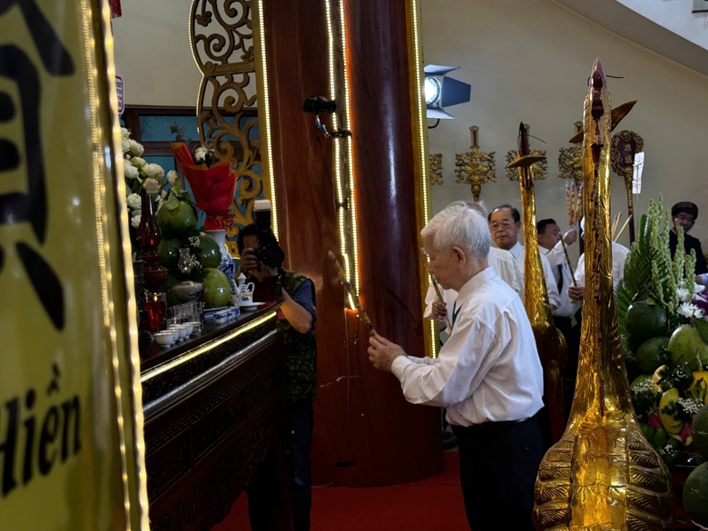 Nguy&ecirc;n Chủ tịch nước Nguyễn Minh Triết dự Lễ Giỗ Tổ H&ugrave;ng Vương tại TP.HCM- Ảnh 1.