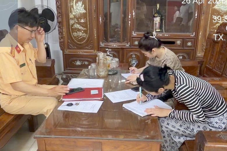 Hai thiếu nữ đầu trần đi xe m&aacute;y ngược chiều cao tốc Hạ Long - Hải Ph&ograve;ng bị phạt nhiều lỗi- Ảnh 1.