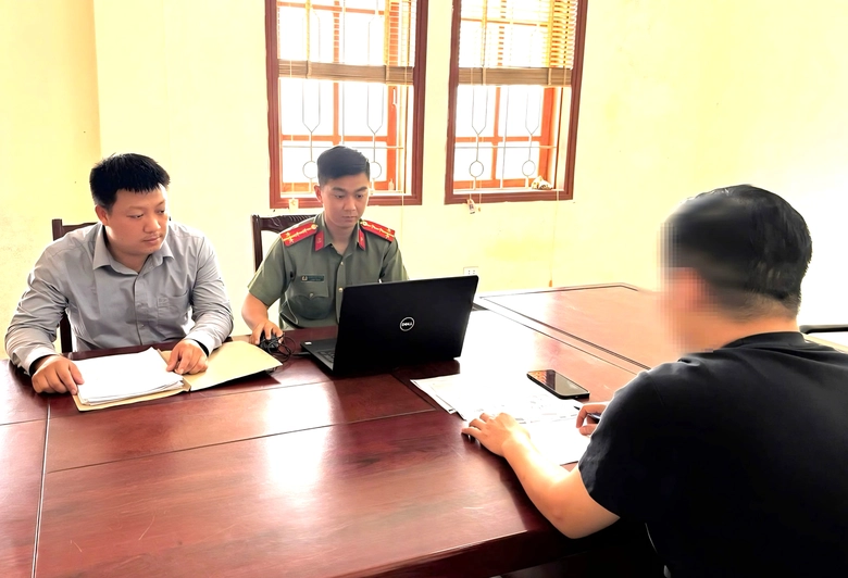 Chia sẻ th&ocirc;ng tin xuy&ecirc;n tạc tr&ecirc;n Facebook, hai người d&acirc;n ở Ninh B&igrave;nh bị phạt nặng- Ảnh 1.