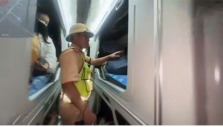 Xe kh&aacute;ch 24 chỗ &ldquo;nhồi&rdquo; 40 người chạy tr&ecirc;n cao tốc: T&agrave;i xế v&agrave; chủ xe bị phạt 120 triệu đồng- Ảnh 1.