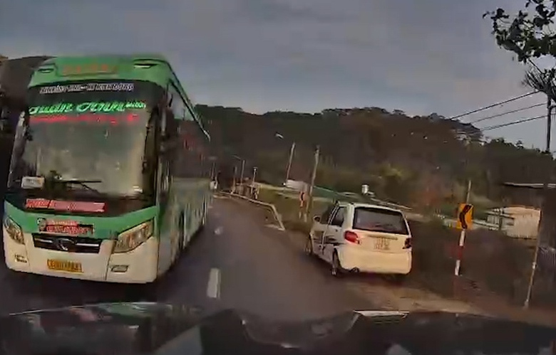 L&acirc;m Đồng: Xử phạt t&agrave;i xế xe kh&aacute;ch vượt ẩu, su&yacute;t g&acirc;y tai nạn tr&ecirc;n đường Hồ Ch&iacute; Minh- Ảnh 2.