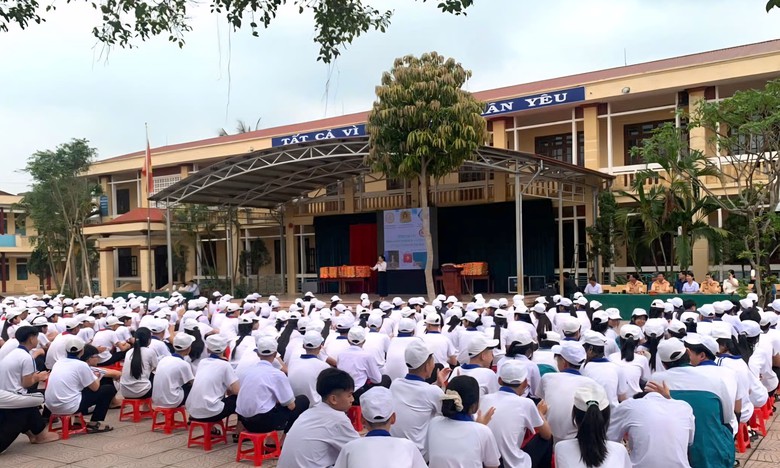 Học sinh nhiều trường ở Ninh B&igrave;nh được CSGT trực tiếp hướng dẫn ph&ograve;ng chống đuối nước- Ảnh 1.