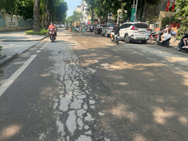 H&agrave; Nội siết tr&aacute;ch nhiệm nh&agrave; thầu sau loạt tuyến đường nứt nẻ, l&uacute;n sụt- Ảnh 2.