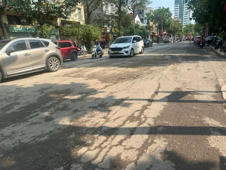 H&agrave; Nội siết tr&aacute;ch nhiệm nh&agrave; thầu sau loạt tuyến đường nứt nẻ, l&uacute;n sụt- Ảnh 1.
