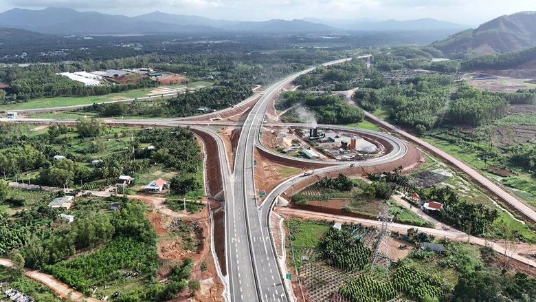 Trưa 29/4 th&ocirc;ng xe cao tốc qua miền Trung, c&aacute;c phương tiện di chuyển thế n&agrave;o?- Ảnh 1.