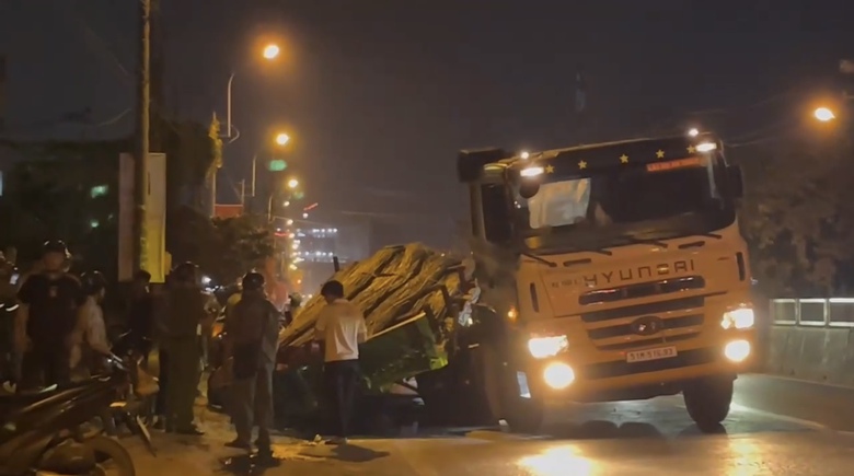 Nhiều b&oacute; th&eacute;p tr&ecirc;n xe đầu k&eacute;o rơi xuống đ&egrave; xe m&aacute;y chạy c&ugrave;ng chiều bẹp d&uacute;m- Ảnh 1.