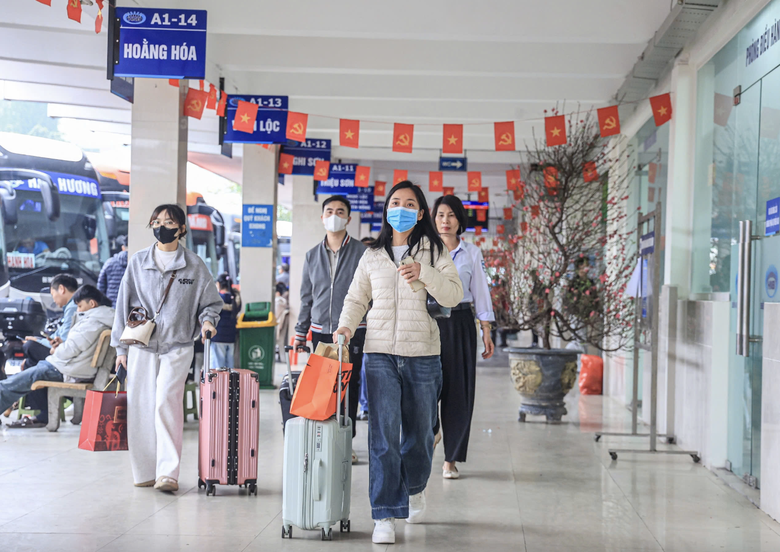 H&agrave;nh kh&aacute;ch dồn dập đặt v&eacute;, nhiều tuyến đường d&agrave;i &ldquo;cạn chỗ&rdquo; dịp lễ 30/4- Ảnh 1.