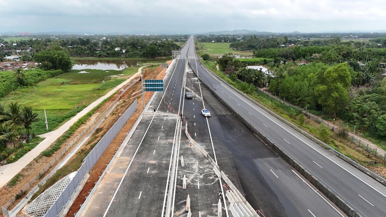 Trưa 29/4 th&ocirc;ng xe cao tốc qua miền Trung, c&aacute;c phương tiện di chuyển thế n&agrave;o?- Ảnh 3.