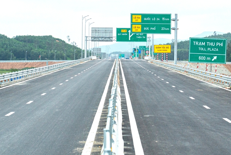 Trưa 29/4 th&ocirc;ng xe cao tốc qua miền Trung, c&aacute;c phương tiện di chuyển thế n&agrave;o?- Ảnh 4.