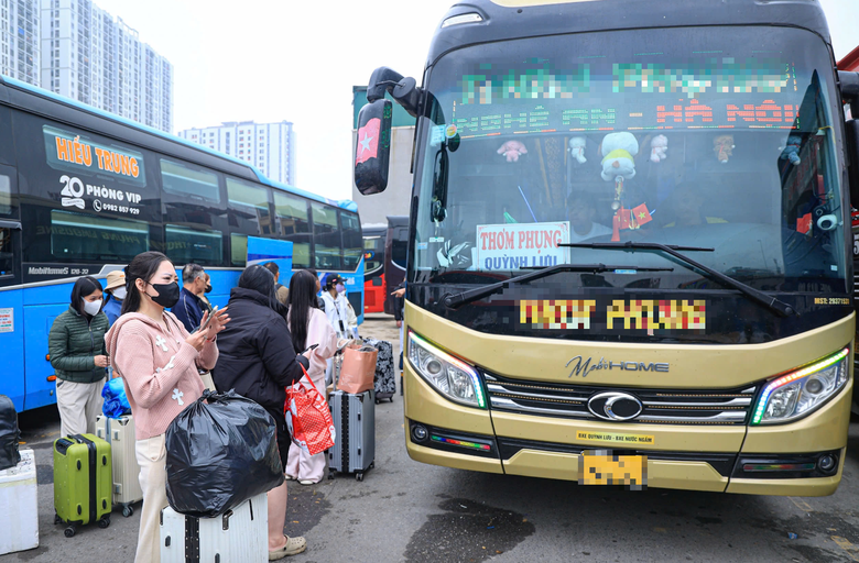 H&agrave;nh kh&aacute;ch dồn dập đặt v&eacute;, nhiều tuyến đường d&agrave;i &ldquo;cạn chỗ&rdquo; dịp lễ 30/4- Ảnh 2.
