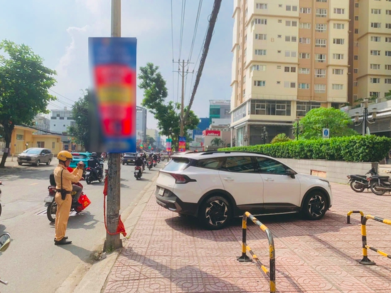 TP.HCM: Hơn 1.600 &ocirc; t&ocirc; dừng, đỗ sai quy định bị xử phạt- Ảnh 1.