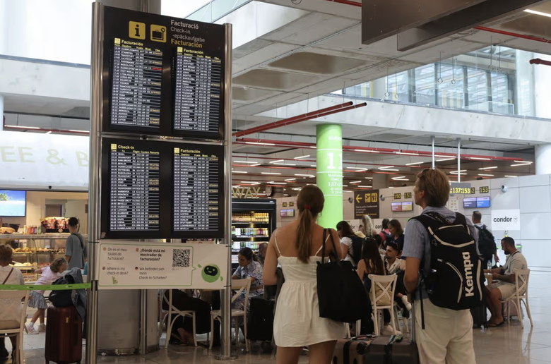 Bộ trưởng C&ocirc;ng nghiệp v&agrave; Du lịch T&acirc;y Ban Nha ra cảnh b&aacute;o về gi&aacute; v&eacute; m&aacute;y bay- Ảnh 1.