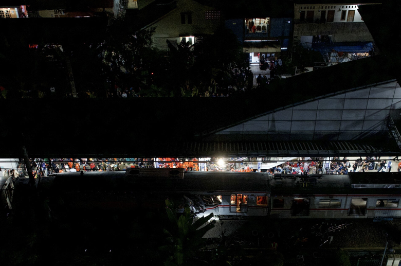 Tai nạn t&agrave;u ở Indonesia: Số người thiệt mạng tăng cao, Tổng thống ra chỉ đạo quan trọng- Ảnh 2.