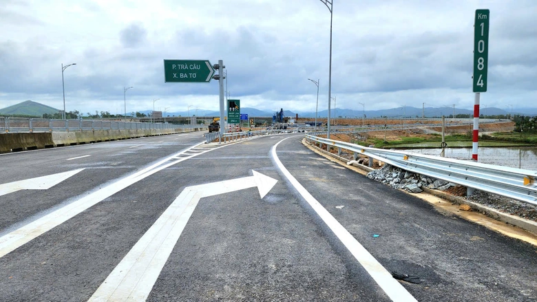 Trưa 29/4 th&ocirc;ng xe cao tốc qua miền Trung, c&aacute;c phương tiện di chuyển thế n&agrave;o?- Ảnh 2.