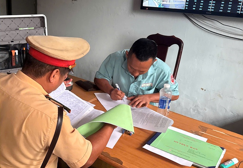 L&acirc;m Đồng: Xử phạt t&agrave;i xế xe kh&aacute;ch vượt ẩu, su&yacute;t g&acirc;y tai nạn tr&ecirc;n đường Hồ Ch&iacute; Minh- Ảnh 1.