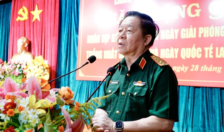 Đại tướng Nguyễn Trọng Nghĩa thăm, tặng qu&agrave; gia đ&igrave;nh ch&iacute;nh s&aacute;ch tại Gia Lai- Ảnh 1.