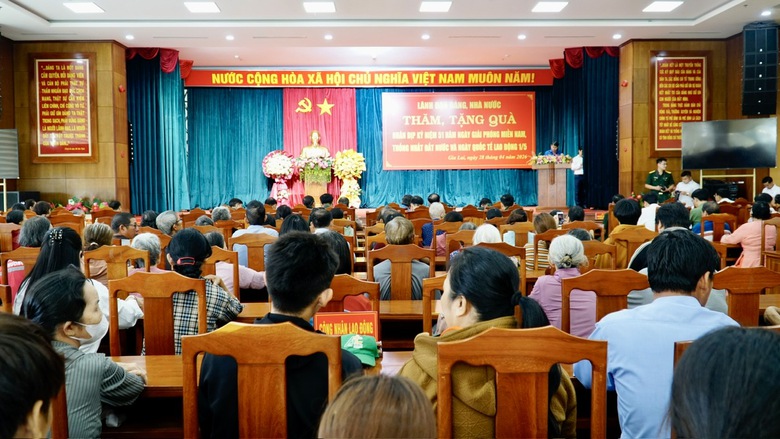 Đại tướng Nguyễn Trọng Nghĩa thăm, tặng qu&agrave; gia đ&igrave;nh ch&iacute;nh s&aacute;ch tại Gia Lai- Ảnh 2.