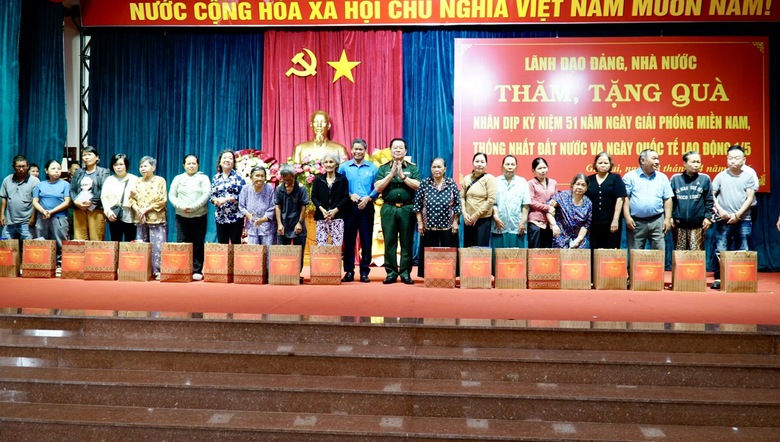 Đại tướng Nguyễn Trọng Nghĩa thăm, tặng qu&agrave; gia đ&igrave;nh ch&iacute;nh s&aacute;ch tại Gia Lai- Ảnh 5.