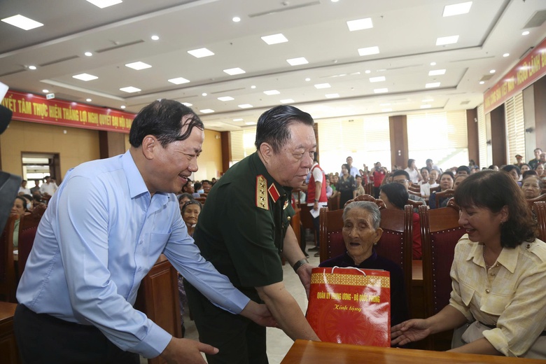 Đại tướng Nguyễn Trọng Nghĩa thăm, tặng qu&agrave; gia đ&igrave;nh ch&iacute;nh s&aacute;ch tại Gia Lai- Ảnh 4.