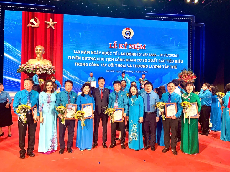 Hai Chủ tịch C&ocirc;ng đo&agrave;n ng&agrave;nh X&acirc;y dựng được vinh danh v&igrave; người lao động- Ảnh 3.