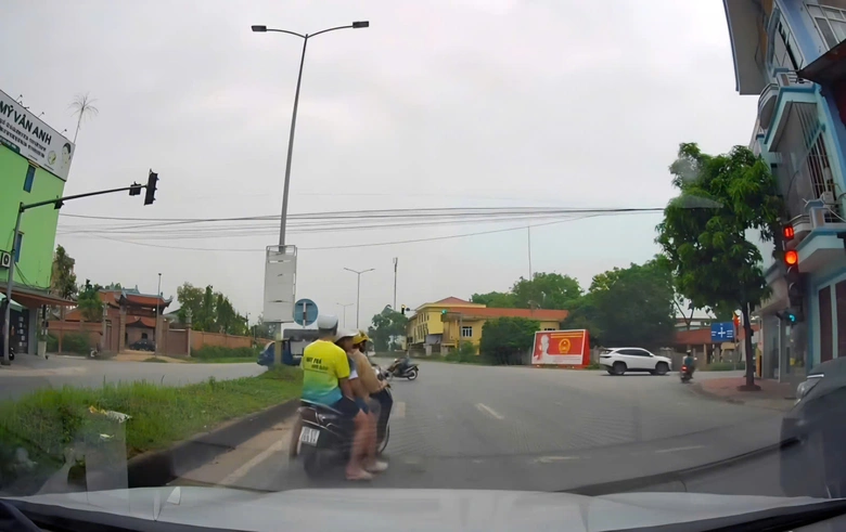 Bắc Ninh: Xử phạt người phụ nữ đ&egrave;o 2 con nhỏ đi v&ograve;ng v&egrave;o "n&eacute;" camera AI để vượt đ&egrave;n đỏ- Ảnh 1.