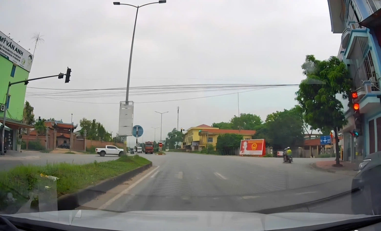 Bắc Ninh: Xử phạt người phụ nữ đ&egrave;o 2 con nhỏ đi v&ograve;ng v&egrave;o "n&eacute;" camera AI để vượt đ&egrave;n đỏ- Ảnh 2.