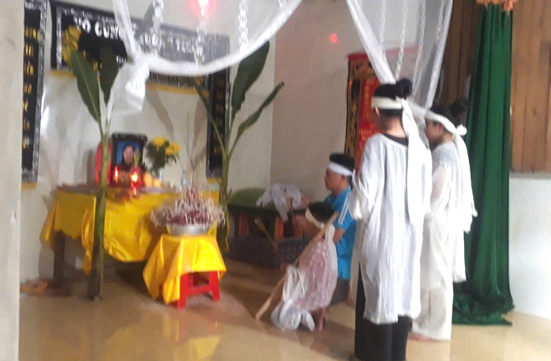 Vợ tử nạn, mẹ nguy kịch, người chồng gồng g&aacute;nh 3 con nhỏ- Ảnh 1.