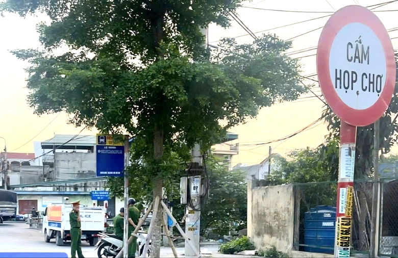 Giải tỏa vi phạm h&agrave;nh lang an to&agrave;n giao th&ocirc;ng ở Ninh B&igrave;nh- Ảnh 1.