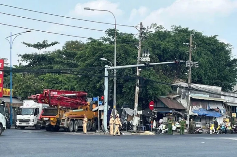 Lực lượng chức năng xử l&yacute; hiện trường vụ tai nạn.