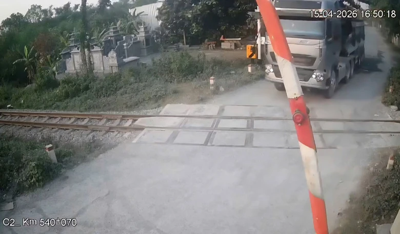 &Ocirc; t&ocirc; đầu k&eacute;o cố t&igrave;nh vượt đường ngang cảnh b&aacute;o tự động c&oacute; cần chắn tự động.