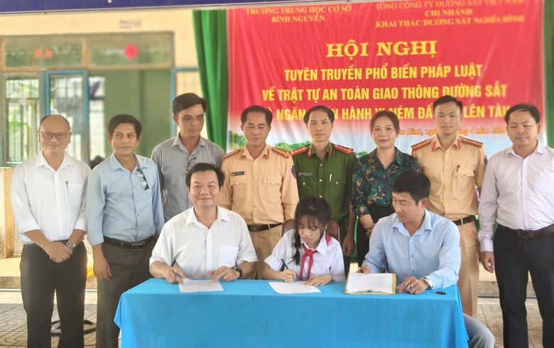 Hơn 200 học sinh Quảng Ng&atilde;i được tuy&ecirc;n truyền an to&agrave;n đường sắt- Ảnh 1.