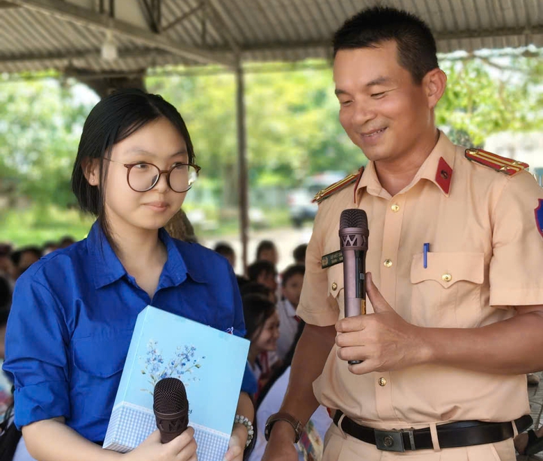 Hơn 200 học sinh Quảng Ng&atilde;i được tuy&ecirc;n truyền an to&agrave;n đường sắt- Ảnh 2.