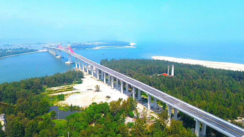 Huế: Cầu vượt biển d&agrave;i nhất miền Trung ch&iacute;nh thức th&ocirc;ng xe kỹ thuật- Ảnh 1.