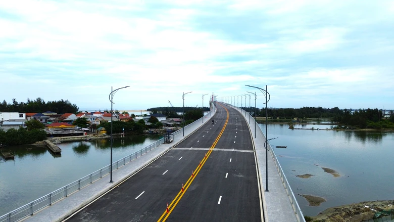 Huế: Cầu vượt biển d&agrave;i nhất miền Trung ch&iacute;nh thức th&ocirc;ng xe kỹ thuật- Ảnh 3.