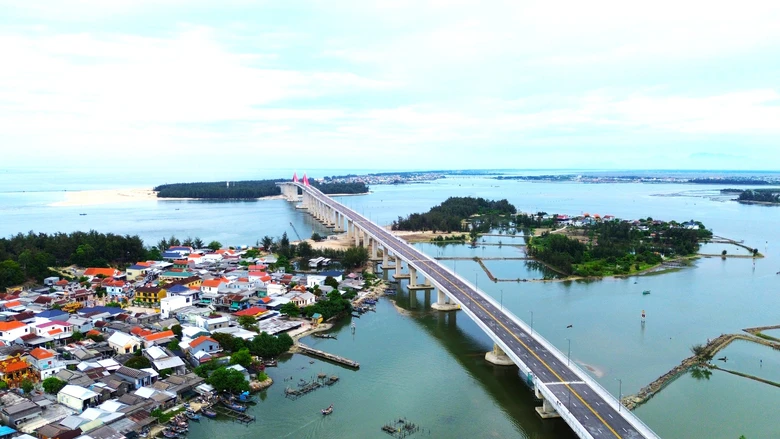 Huế: Cầu vượt biển d&agrave;i nhất miền Trung ch&iacute;nh thức th&ocirc;ng xe kỹ thuật- Ảnh 4.