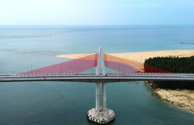 Huế: Cầu vượt biển d&agrave;i nhất miền Trung ch&iacute;nh thức th&ocirc;ng xe kỹ thuật- Ảnh 7.