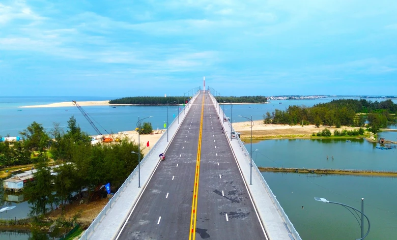 Huế: Cầu vượt biển d&agrave;i nhất miền Trung ch&iacute;nh thức th&ocirc;ng xe kỹ thuật- Ảnh 10.