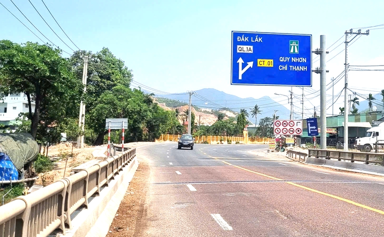 Người d&acirc;n phấn khởi di chuyển tr&ecirc;n cao tốc Bắc - Nam qua Gia Lai trong ng&agrave;y đầu khai th&aacute;c- Ảnh 10.