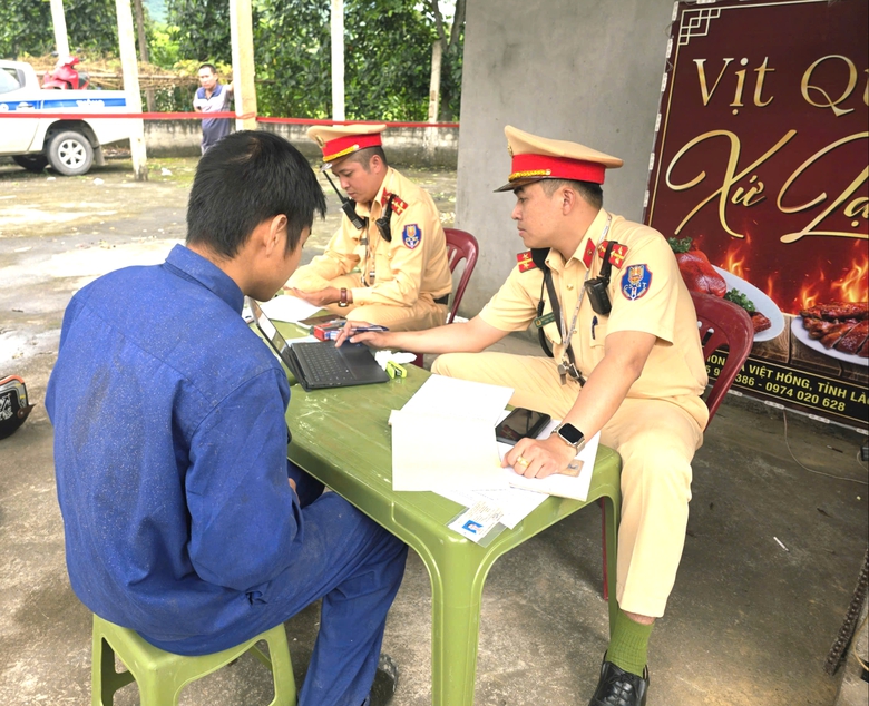 Những b&oacute;ng &aacute;o v&agrave;ng giữ b&igrave;nh y&ecirc;n tr&ecirc;n cung đường du lịch ph&iacute;a Bắc- Ảnh 6.