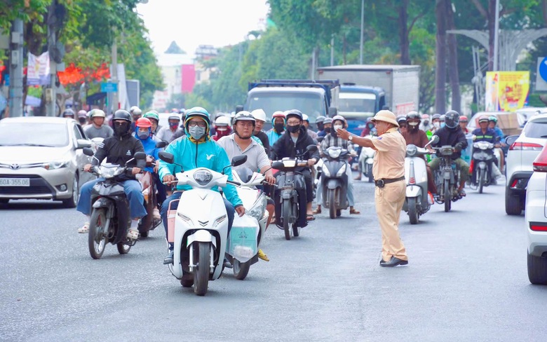 Đồng Nai: Bị phản &aacute;nh qua VNeTraffic, t&agrave;i xế dừng xe trước cổng trường bị xử phạt- Ảnh 3.