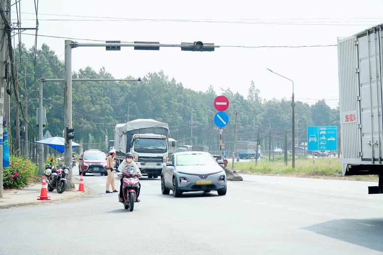 Đồng Nai: Bị phản &aacute;nh qua VNeTraffic, t&agrave;i xế dừng xe trước cổng trường bị xử phạt- Ảnh 4.