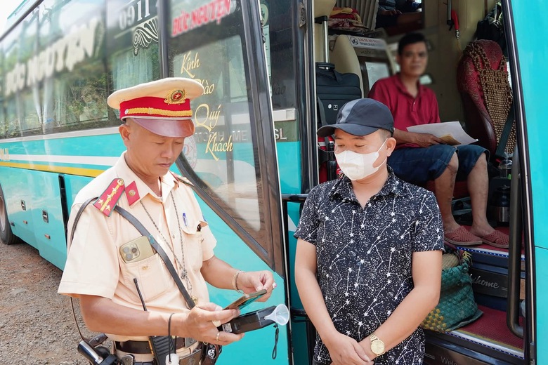 Đồng Nai: Bị phản &aacute;nh qua VNeTraffic, t&agrave;i xế dừng xe trước cổng trường bị xử phạt- Ảnh 5.