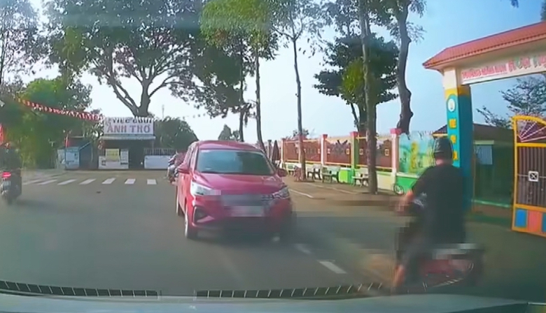 Đồng Nai: Bị phản &aacute;nh qua VNeTraffic, t&agrave;i xế dừng xe trước cổng trường bị xử phạt- Ảnh 1.