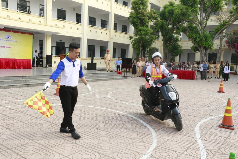 Nghệ An: N&acirc;ng cao nhận thức ph&aacute;p luật an to&agrave;n giao th&ocirc;ng cho học sinh- Ảnh 1.