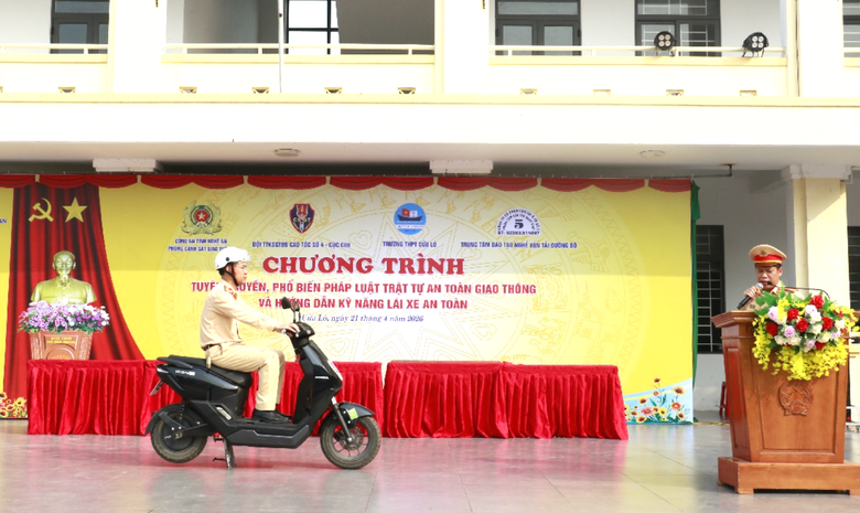 Nghệ An: N&acirc;ng cao nhận thức ph&aacute;p luật an to&agrave;n giao th&ocirc;ng cho học sinh- Ảnh 2.